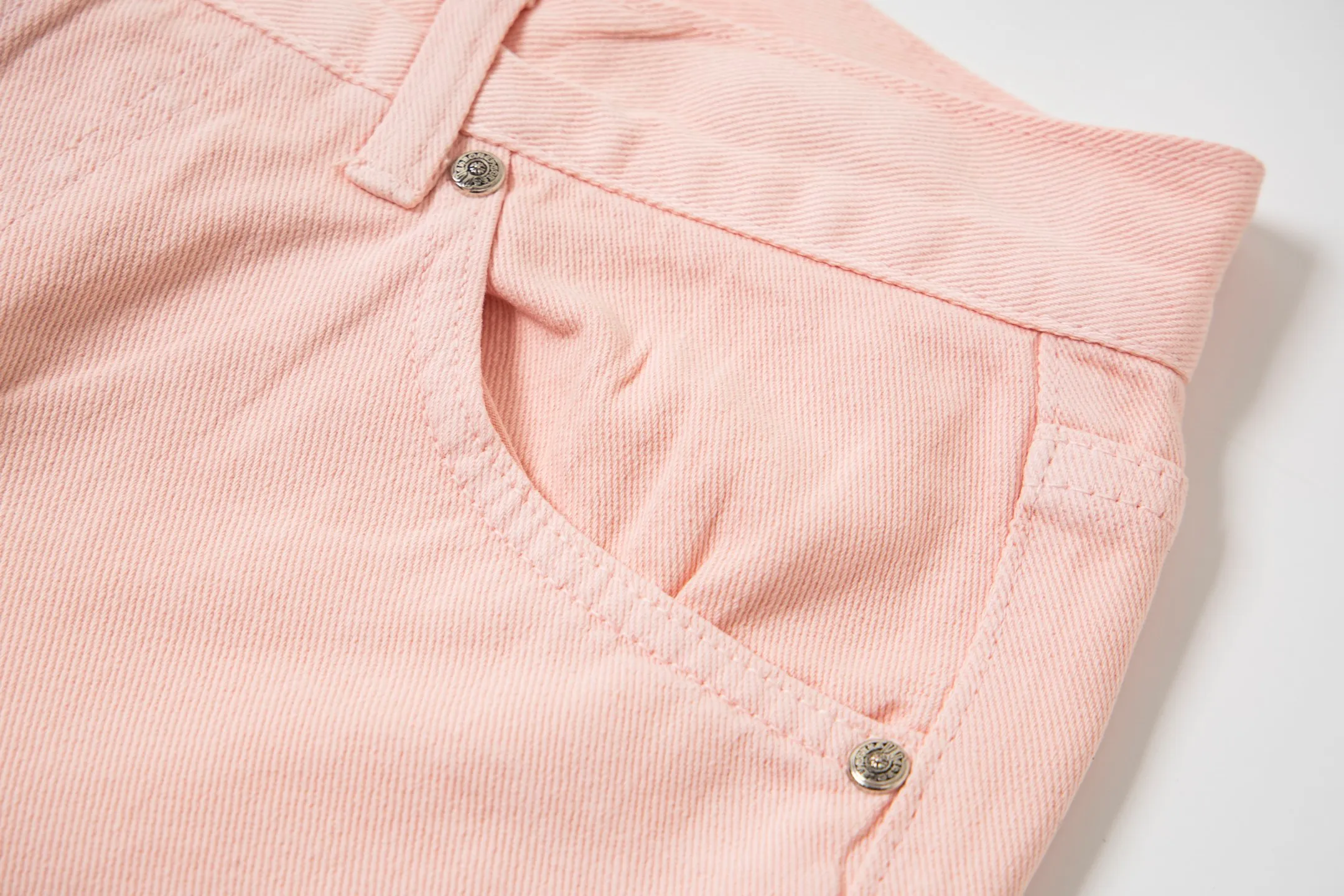P270 Chrome hearts | CH Chrome hearts Limited edition cherry blossom pink leather jeans for girls. Charming dopamine personality jeans. Indispensable for fashionistas. The same model for celebrities. A model touted by many bloggers. This new pair of pants is perfect in terms of shape and upper body. It is no exaggeration to say that making a pair of jeans is equivalent to making 20 short-sleeved jeans. The fabric is made of high-quality imported denim. It has a unique high-end texture. I am very satisfied with it after washing and proofing several times. Style number: 1730# Color: Sakura pink Size: 28 30 32 34